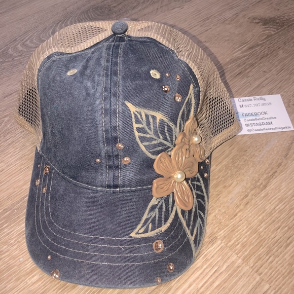 Custom painted hat with floral and Pearl detail - Picture 1 of 3